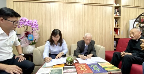 Nhà nghiên cứu Nguyễn Đình Đầu bán toàn bộ tác quyền - Ảnh 1. Nhà nghiên cứu Nguyễn Đình Đầu bán toàn bộ tác quyền - Ảnh 1.