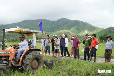 Thú vị xem nông dân xứ Quảng tranh tài cày ruộng - Ảnh 1. Thú vị xem nông dân xứ Quảng tranh tài cày ruộng - Ảnh 1.