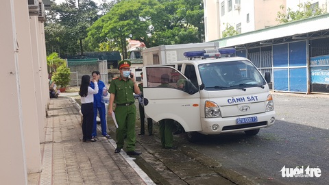 Lại hoãn xử vụ ‘trùm buôn lậu’ vận chuyển 470.000 USD vì có tình tiết mới - Ảnh 2. Lại hoãn xử vụ ‘trùm buôn lậu’ vận chuyển 470.000 USD vì có tình tiết mới - Ảnh 2.