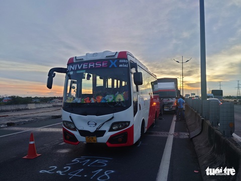 Tông vào đuôi xe tải, tài xế và phụ xe chết tại chỗ - Ảnh 2. Tông vào đuôi xe tải, tài xế và phụ xe chết tại chỗ - Ảnh 2.