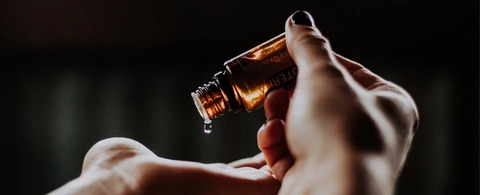 Một người có thể bôi hơn... 500 hóa chất khác nhau lên da mỗi ngày - Ảnh 1. Một người có thể bôi hơn... 500 hóa chất khác nhau lên da mỗi ngày - Ảnh 1.