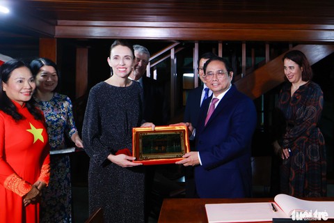 Thủ tướng Phạm Minh Chính hái bưởi Diễn tặng Thủ tướng New Zealand Jacinda Ardern - Ảnh 2. Thủ tướng Phạm Minh Chính hái bưởi Diễn tặng Thủ tướng New Zealand Jacinda Ardern - Ảnh 2.