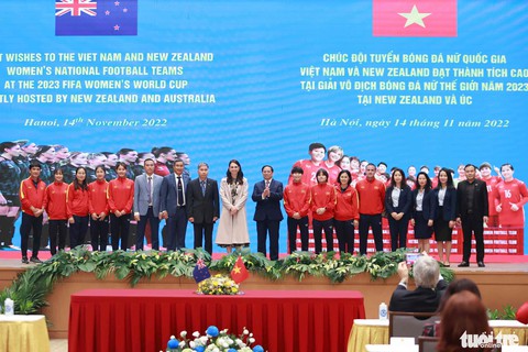 Thủ tướng Phạm Minh Chính tặng áo tuyển nữ Việt Nam cho Thủ tướng New Zealand - Ảnh 4. Thủ tướng Phạm Minh Chính tặng áo tuyển nữ Việt Nam cho Thủ tướng New Zealand - Ảnh 4.