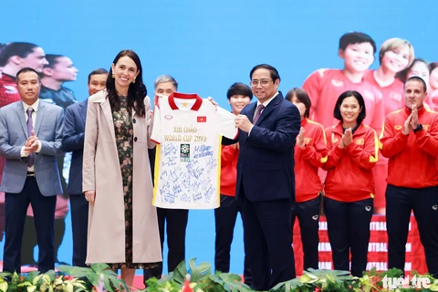 Thủ tướng Phạm Minh Chính tặng áo tuyển nữ Việt Nam cho Thủ tướng New Zealand - Ảnh 1. Thủ tướng Phạm Minh Chính tặng áo tuyển nữ Việt Nam cho Thủ tướng New Zealand - Ảnh 1.
