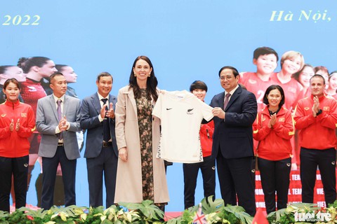 Thủ tướng Phạm Minh Chính tặng áo tuyển nữ Việt Nam cho Thủ tướng New Zealand - Ảnh 2. Thủ tướng Phạm Minh Chính tặng áo tuyển nữ Việt Nam cho Thủ tướng New Zealand - Ảnh 2.