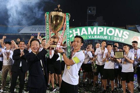 V-League tôn vinh giá trị... ngược - Ảnh 1. V-League tôn vinh giá trị... ngược - Ảnh 1.
