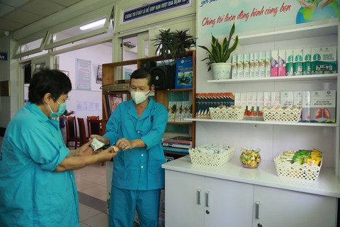 Tủ bánh yêu thương nơi hành lang bệnh viện - Ảnh 1. Tủ bánh yêu thương nơi hành lang bệnh viện - Ảnh 1.