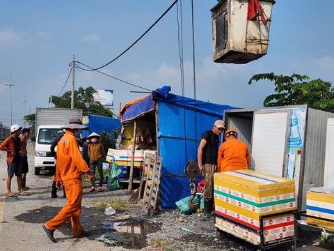 Tiếp tục xử lý người lấn chiếm lòng lề đường bán nước, đồ ăn... trên cao tốc - Ảnh 1. Tiếp tục xử lý người lấn chiếm lòng lề đường bán nước, đồ ăn... trên cao tốc - Ảnh 1.