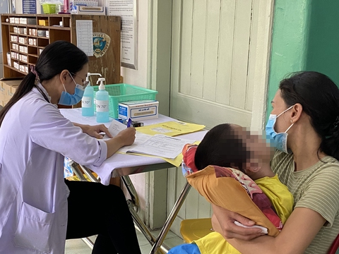 Vì sao trẻ vẫn cần uống đủ vắc xin dù bệnh bại liệt bị thanh trừ từ 22 năm trước? - Ảnh 1. Vì sao trẻ vẫn cần uống đủ vắc xin dù bệnh bại liệt bị thanh trừ từ 22 năm trước? - Ảnh 1.