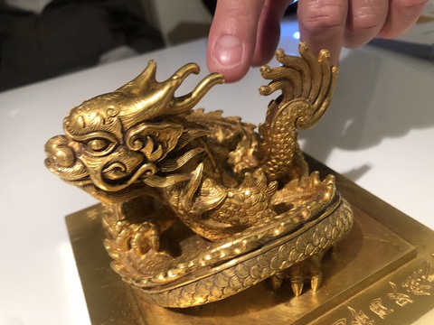 Nhà đấu giá Millon đồng ý chuyển giao ấn vàng ‘Hoàng đế chi bảo’ cho Việt Nam - Ảnh 3. Nhà đấu giá Millon đồng ý chuyển giao ấn vàng ‘Hoàng đế chi bảo’ cho Việt Nam - Ảnh 3.