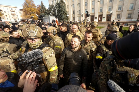 Tổng thống Zelensky tới Kherson: Cảm ơn NATO, HIMARS đến từ Mỹ đã tạo khác biệt - Ảnh 1. Tổng thống Zelensky tới Kherson: Cảm ơn NATO, HIMARS đến từ Mỹ đã tạo khác biệt - Ảnh 1.