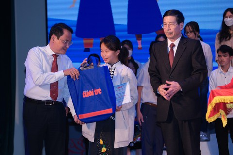 Có học bổng, em sẽ mua thuốc và một phần gửi lại bố mẹ - Ảnh 3. Có học bổng, em sẽ mua thuốc và một phần gửi lại bố mẹ - Ảnh 3.