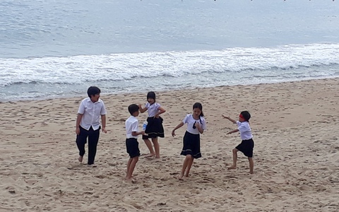 Vì sao Khánh Hòa hỗ trợ học phí cho học sinh toàn tỉnh chỉ 5 tháng trong niên học? - Ảnh 1. Vì sao Khánh Hòa hỗ trợ học phí cho học sinh toàn tỉnh chỉ 5 tháng trong niên học? - Ảnh 1.