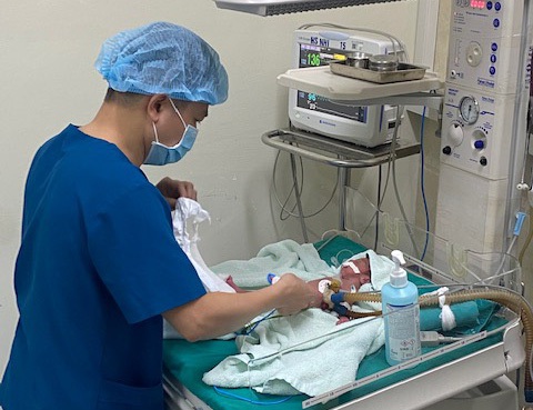 Phẫu thuật thành công cho trẻ nặng 870 gam mắc dị tật tim bẩm sinh - Ảnh 1. Phẫu thuật thành công cho trẻ nặng 870 gam mắc dị tật tim bẩm sinh - Ảnh 1.