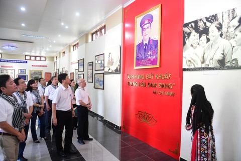 Đoàn báo chí TP.HCM khởi hành về nguồn Hành trình đất phương Nam - Ảnh 1. Đoàn báo chí TP.HCM khởi hành về nguồn Hành trình đất phương Nam - Ảnh 1.