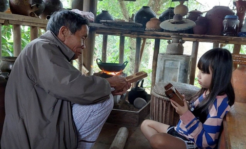 Ai về nổ cốm bánh in! - Ảnh 1. Ai về nổ cốm bánh in! - Ảnh 1.
