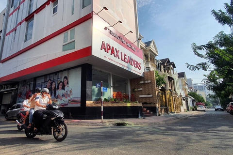 Cổ phiếu Apax Holdings của Shark Thủy bị đình chỉ giao dịch - Ảnh 1. Việc chậm công bố báo cáo tài chính được lý giải là do công ty con IBC là Anh ngữ Apax đang gặp một số khó khăn do thiếu nhân sự và đang trong quá trình tái cấu trúc - Ảnh: A LỘC