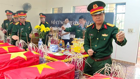 Cất bốc, quy tập 8 hài cốt liệt sĩ trên đồi một nhà dân, có hài cốt còn nguyên trong vải tăng - Ảnh 2. Cất bốc, quy tập 8 hài cốt liệt sĩ trên đồi một nhà dân, có hài cốt còn nguyên trong vải tăng - Ảnh 2.