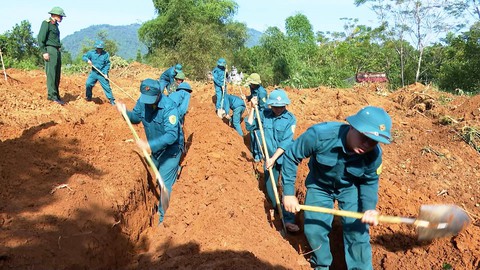 Cất bốc, quy tập 8 hài cốt liệt sĩ trên đồi một nhà dân, có hài cốt còn nguyên trong vải tăng - Ảnh 1. Cất bốc, quy tập 8 hài cốt liệt sĩ trên đồi một nhà dân, có hài cốt còn nguyên trong vải tăng - Ảnh 1.