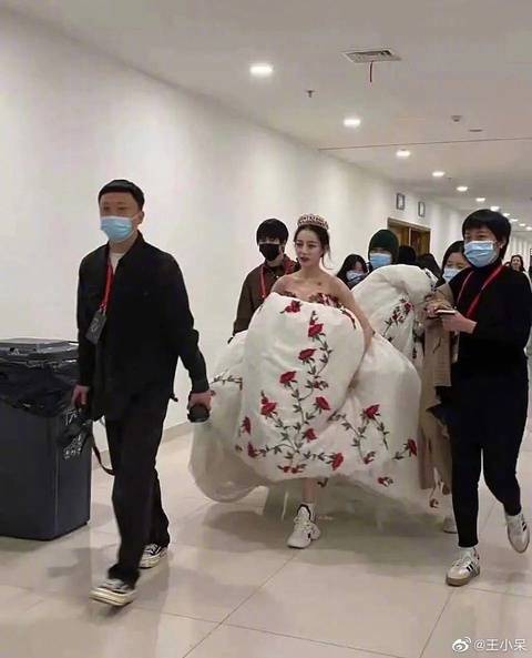 Hoa hậu Hoàn vũ Harnaaz Sandhu và loạt mỹ nhân đi sneaker lên thảm đỏ, có sao không? - Ảnh 6. Hoa hậu Hoàn vũ Harnaaz Sandhu và loạt mỹ nhân đi sneaker lên thảm đỏ, có sao không? - Ảnh 6.