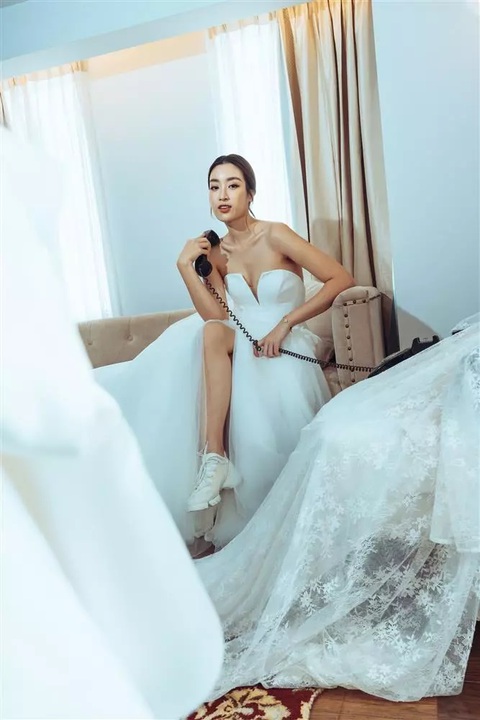 Hoa hậu Hoàn vũ Harnaaz Sandhu và loạt mỹ nhân đi sneaker lên thảm đỏ, có sao không? - Ảnh 10. Hoa hậu Hoàn vũ Harnaaz Sandhu và loạt mỹ nhân đi sneaker lên thảm đỏ, có sao không? - Ảnh 10.