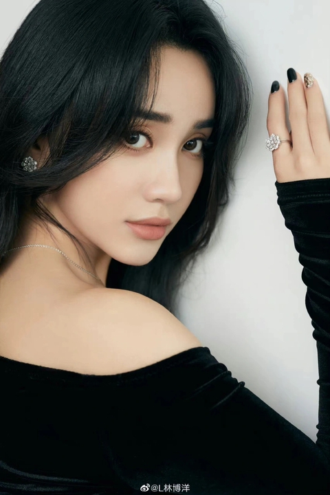 HHen Niê được gọi là Nữ hoàng Việt Nam; Đạo diễn nhận trách nhiệm đêm nhạc 18+ - Ảnh 7. HHen Niê được gọi là Nữ hoàng Việt Nam; Đạo diễn nhận trách nhiệm đêm nhạc 18+ - Ảnh 7.