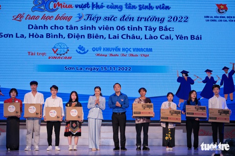 Ngày đêm chiến đấu với bệnh tật, bông hoa núi rừng khát khao học tập - Ảnh 9. Ngày đêm chiến đấu với bệnh tật, bông hoa núi rừng khát khao học tập - Ảnh 9.