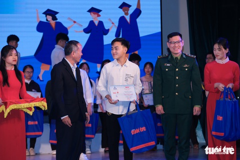 Ngày đêm chiến đấu với bệnh tật, bông hoa núi rừng khát khao học tập - Ảnh 14. Ngày đêm chiến đấu với bệnh tật, bông hoa núi rừng khát khao học tập - Ảnh 14.