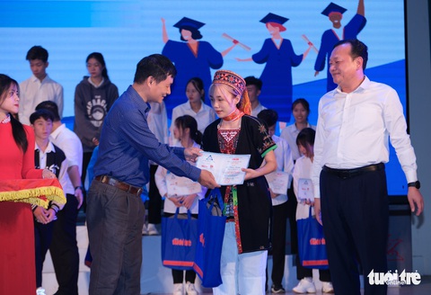 Ngày đêm chiến đấu với bệnh tật, bông hoa núi rừng khát khao học tập - Ảnh 13. Ngày đêm chiến đấu với bệnh tật, bông hoa núi rừng khát khao học tập - Ảnh 13.