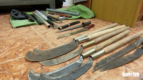 Mang dao, súng bao vây thanh toán trong đêm, bị cảnh sát tóm 12 người - Ảnh 3. Mang dao, súng bao vây thanh toán trong đêm, bị cảnh sát tóm 12 người - Ảnh 3.