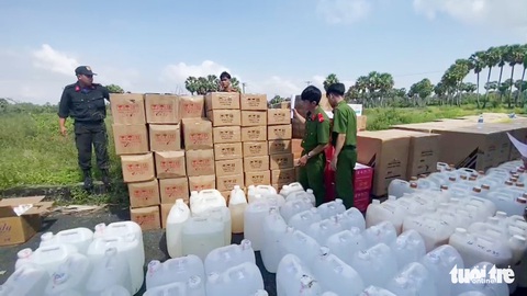 Bắt xe tải vận chuyển nhiều hàng hóa không rõ nguồn gốc, trị giá 1,3 tỉ đồng - Ảnh 2. Bắt xe tải vận chuyển nhiều hàng hóa không rõ nguồn gốc, trị giá 1,3 tỉ đồng - Ảnh 2.