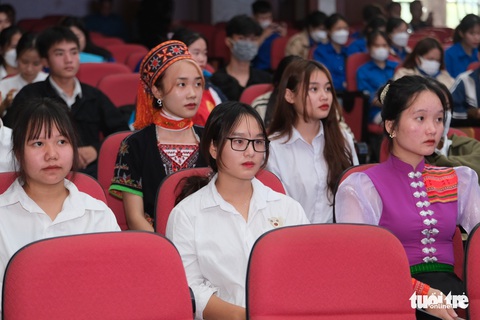 Ngày đêm chiến đấu với bệnh tật, bông hoa núi rừng khát khao học tập - Ảnh 1. Ngày đêm chiến đấu với bệnh tật, bông hoa núi rừng khát khao học tập - Ảnh 1.
