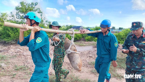 Phát hiện quả bom 112kg còn ngòi nổ - Ảnh 2. Phát hiện quả bom 112kg còn ngòi nổ - Ảnh 2.