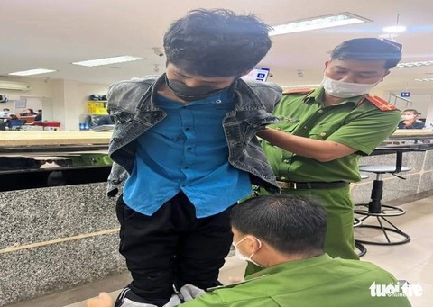 Xài súng hộp quẹt cướp ngân hàng 1,75 tỉ đồng - Ảnh 1. Xài súng hộp quẹt cướp ngân hàng 1,75 tỉ đồng - Ảnh 1.