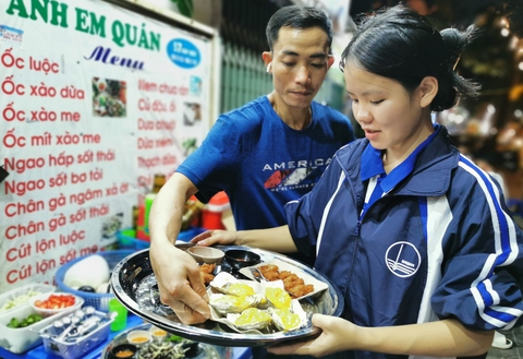 Bữa đói bữa no lên giảng đường - Ảnh 1. Bữa đói bữa no lên giảng đường - Ảnh 1.