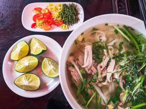 Tiệm phở gà đặc biệt làm từ... xe khách - Ảnh 6. Tiệm phở gà đặc biệt làm từ... xe khách - Ảnh 6.