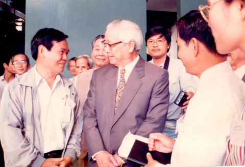 Ông Sáu Dân - Những kỷ niệm thương quý không quên: Vị Thủ tướng bản lĩnh và cuộc họp báo trên không - Ảnh 2. Ông Sáu Dân - Những kỷ niệm thương quý không quên: Vị Thủ tướng bản lĩnh và cuộc họp báo trên không - Ảnh 2.