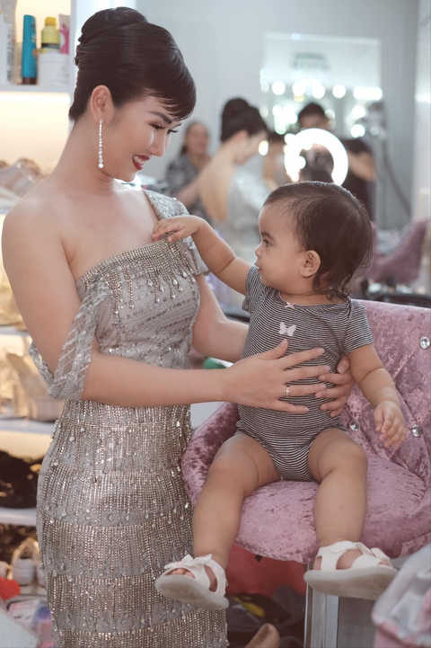 Con gái Võ Hạ Trâm khiến fan mẹ ‘lọt hố’ vì hành động hài hước - Ảnh 2. Con gái Võ Hạ Trâm khiến fan mẹ ‘lọt hố’ vì hành động hài hước - Ảnh 2.
