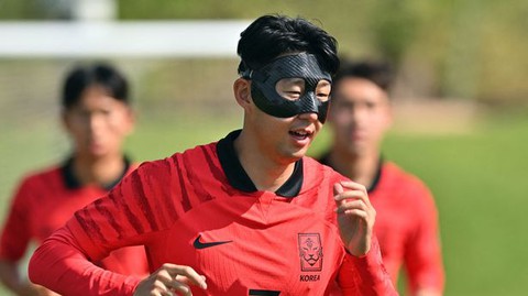 Son Heung Min đeo mặt nạ tập luyện tại Qatar - Ảnh 1. Son Heung Min đeo mặt nạ tập luyện tại Qatar - Ảnh 1.