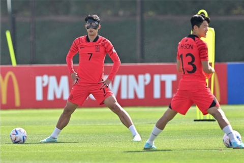 Son Heung Min đeo mặt nạ tập luyện tại Qatar - Ảnh 2. Son Heung Min đeo mặt nạ tập luyện tại Qatar - Ảnh 2.