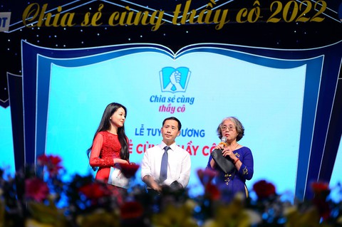 Nghề khác có thể bỏ việc đi kiếm sống, nhưng nghề giáo rất thiêng liêng! - Ảnh 2. Nghề khác có thể bỏ việc đi kiếm sống, nhưng nghề giáo rất thiêng liêng! - Ảnh 2.