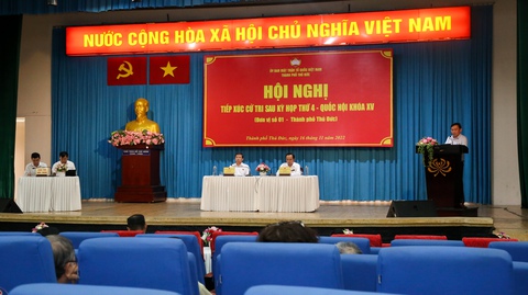 Giáo viên bật khóc vì công việc áp lực như đội vòng kim cô - Ảnh 1. Giáo viên bật khóc vì công việc áp lực như đội vòng kim cô - Ảnh 1.