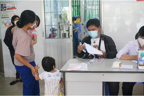 Trẻ tiêm vắc xin không đúng lịch có cần phải tiêm lại từ đầu? - Ảnh 1. Trẻ tiêm vắc xin không đúng lịch có cần phải tiêm lại từ đầu? - Ảnh 1.