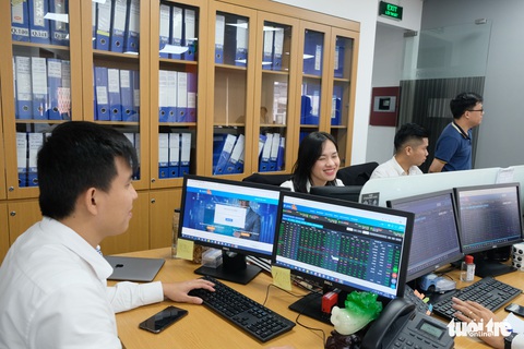 Chứng khoán hồi phục 69 điểm từ đáy, 288 mã tăng trần tím lịm - Ảnh 1. Chứng khoán hồi phục 69 điểm từ đáy, 288 mã tăng trần tím lịm - Ảnh 1.