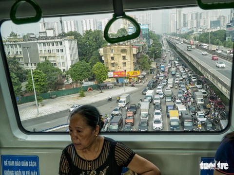 Nhiều người chuyển sang đi tàu metro vì không phải xếp hàng đổ xăng - Ảnh 3. Nhiều người chuyển sang đi tàu metro vì không phải xếp hàng đổ xăng - Ảnh 3.