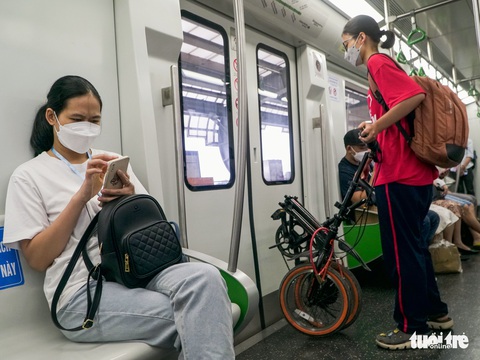 Nhiều người chuyển sang đi tàu metro vì không phải xếp hàng đổ xăng - Ảnh 4. Nhiều người chuyển sang đi tàu metro vì không phải xếp hàng đổ xăng - Ảnh 4.