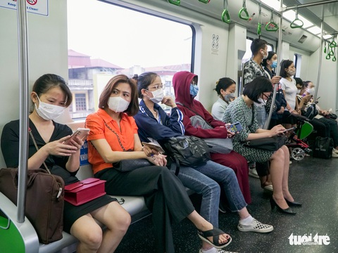Nhiều người chuyển sang đi tàu metro vì không phải xếp hàng đổ xăng - Ảnh 2. Nhiều người chuyển sang đi tàu metro vì không phải xếp hàng đổ xăng - Ảnh 2.