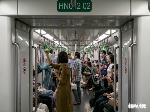 Nhiều người chuyển sang đi tàu metro vì không phải xếp hàng đổ xăng - Ảnh 1. Nhiều người chuyển sang đi tàu metro vì không phải xếp hàng đổ xăng - Ảnh 1.