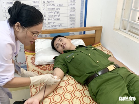 Hai thượng úy công an kịp thời hiến máu cứu nữ bệnh nhân qua cơn nguy kịch - Ảnh 1. Hai thượng úy công an kịp thời hiến máu cứu nữ bệnh nhân qua cơn nguy kịch - Ảnh 1.
