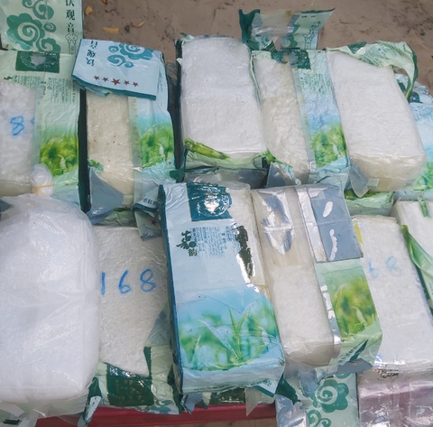 Phát hiện 20 gói tinh thể màu trắng nghi ma túy đá trôi dạt trên biển Quảng Nam - Ảnh 2. Phát hiện 20 gói tinh thể màu trắng nghi ma túy đá trôi dạt trên biển Quảng Nam - Ảnh 2.